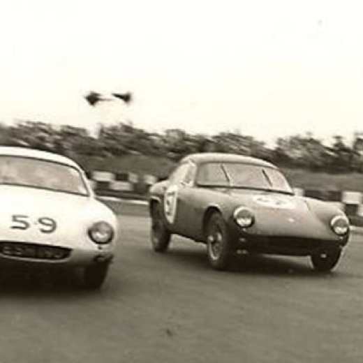 Jim sur la Lotus Elite N° 59 fait l'intérieur à ... Colin Chapman sur une Lotus Elite N°. 5 à Brands Hatch 1958